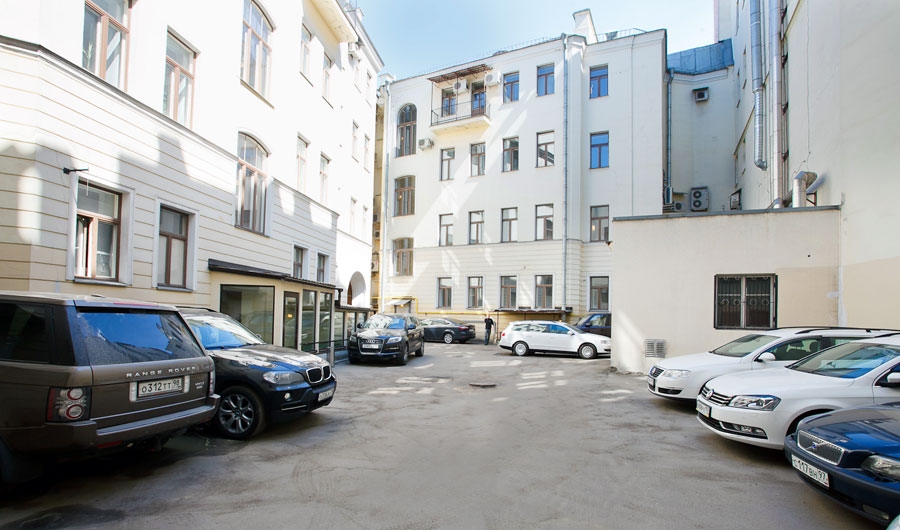 парковка бизнес-центра по адресу Жуковского ул., д. 63