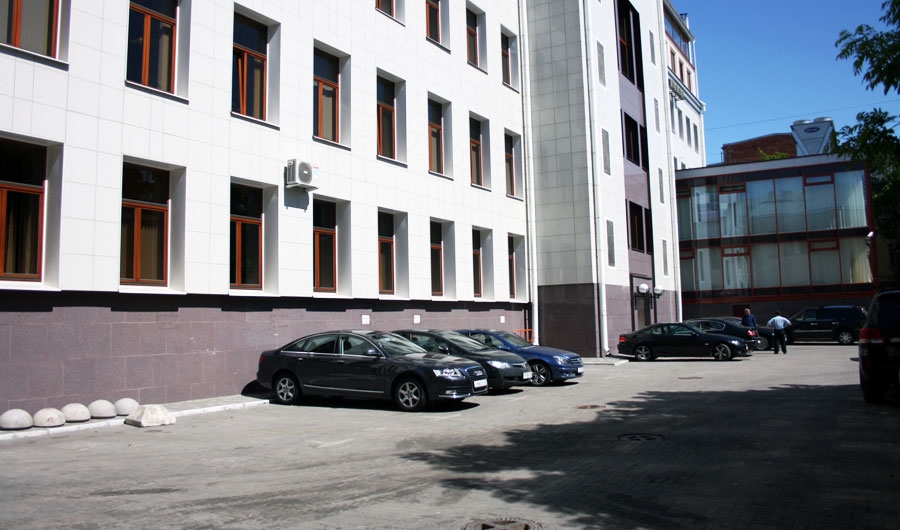 парковка бизнес-центра по адресу Чайковского ул., д. 1